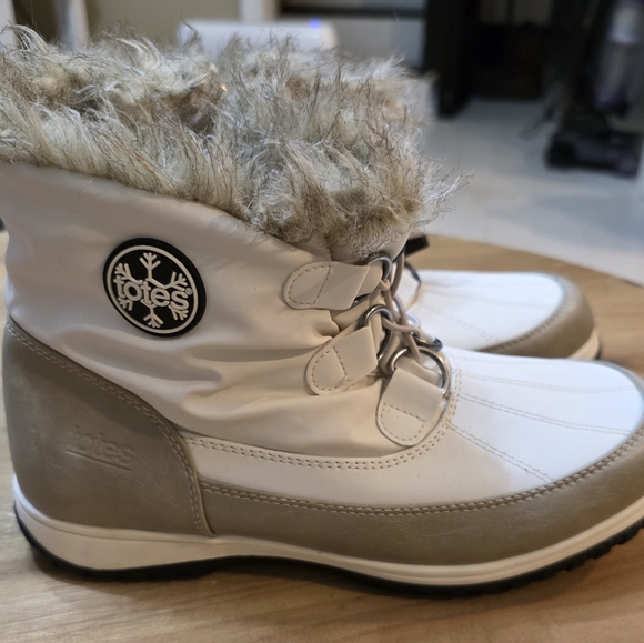 Totes Women's Winter Boots - Cream and Tan - Picture 1 of 6